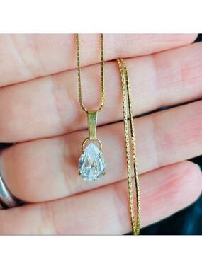Classic 14k Gold Shiny Teardrop Pear Cut Quartz Pendant Necklace